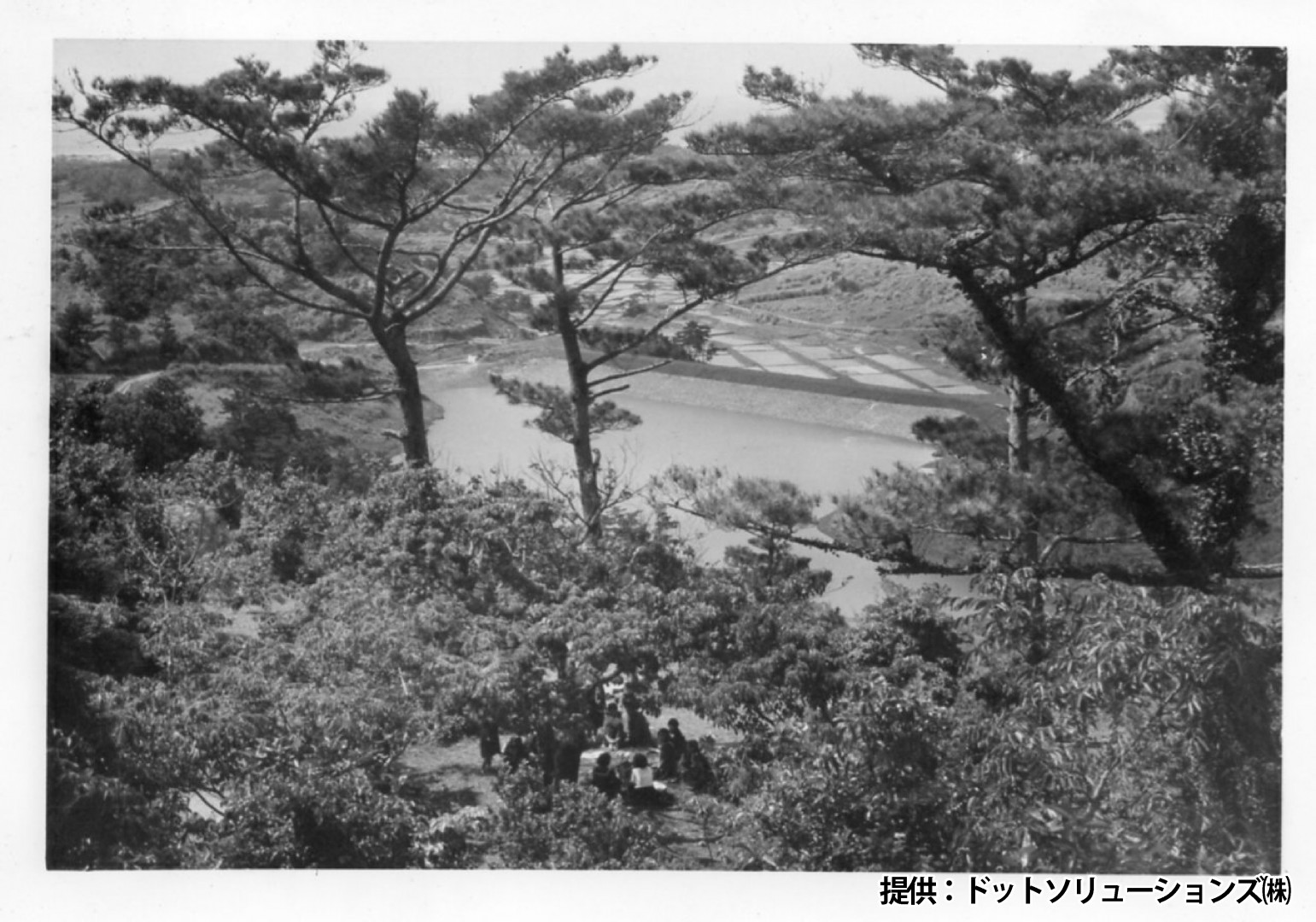 36 中城城跡　西の郭に集まる学生