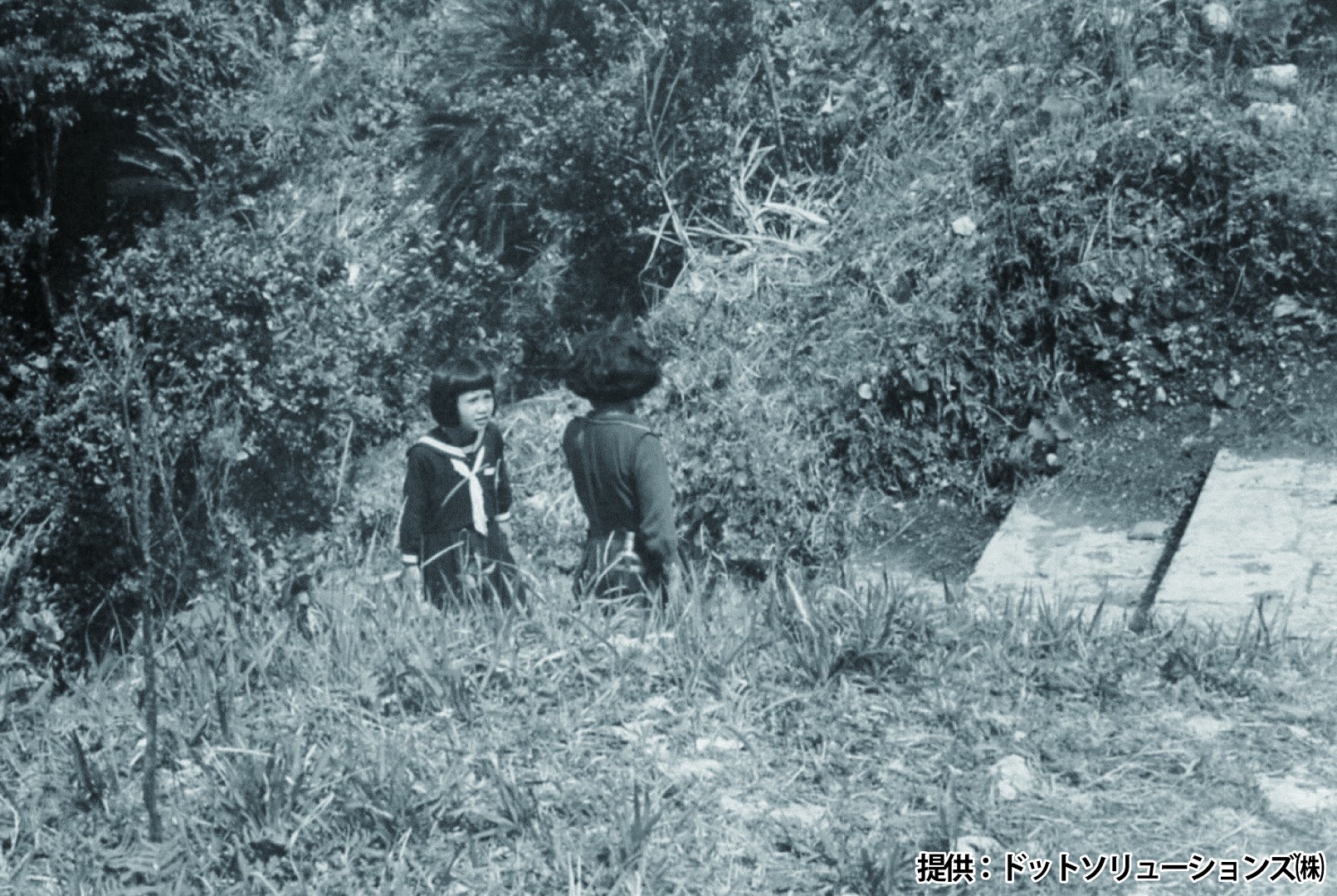 34 中城城跡　二の郭への階段を登る学生