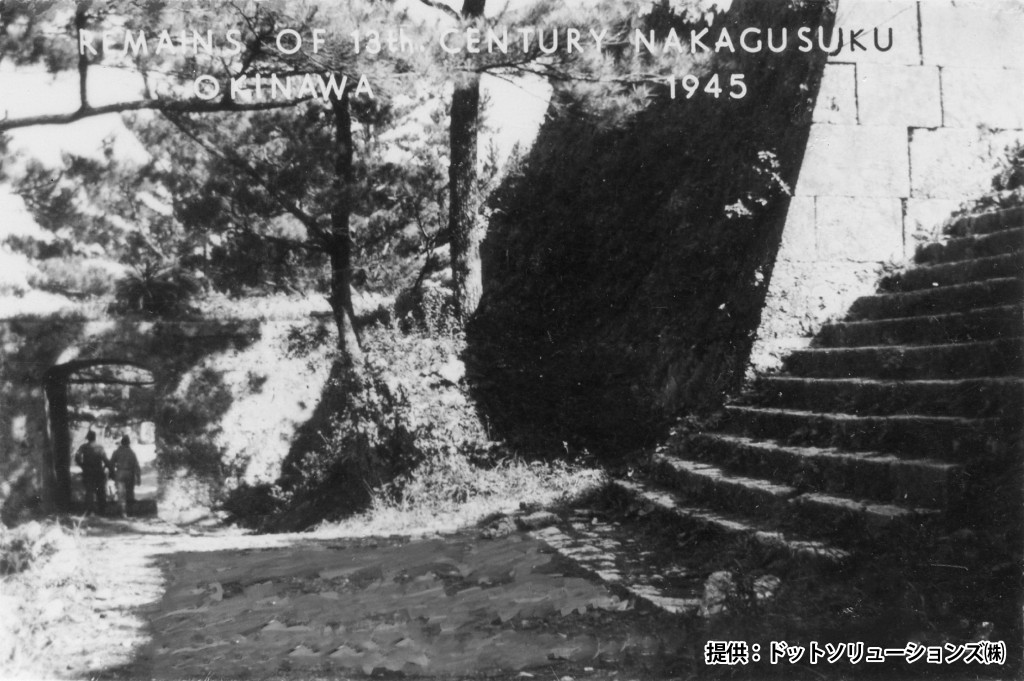 5 中城城跡 裏門と三の郭への階段