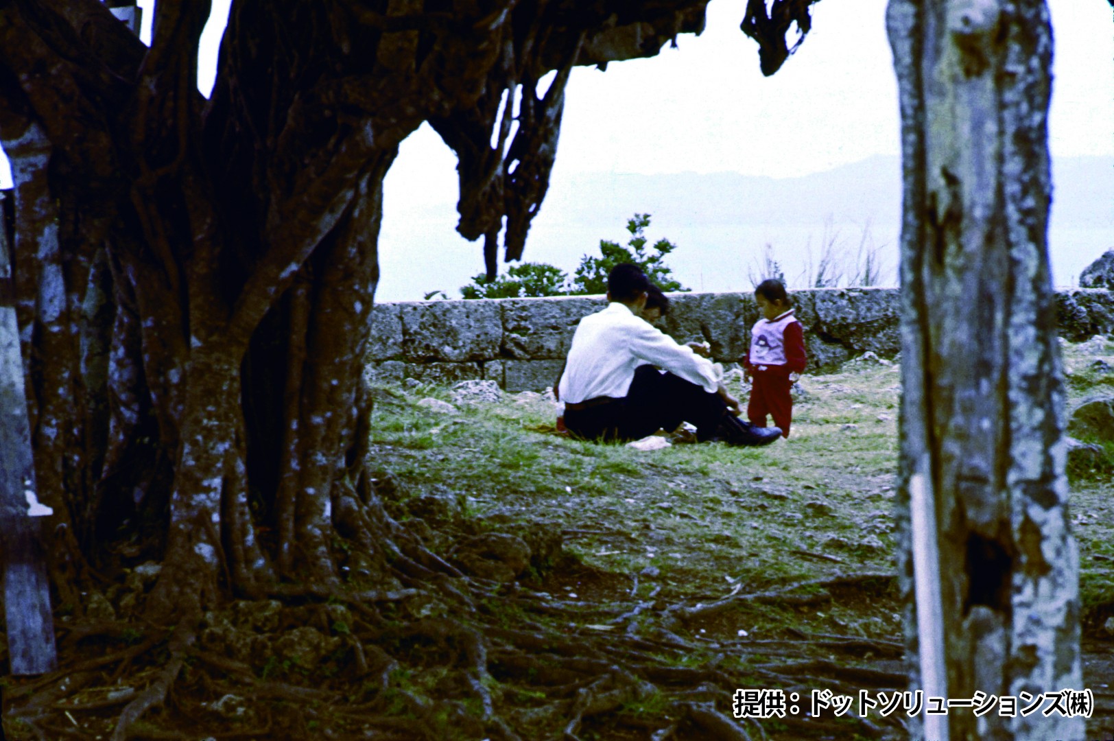 78 中城城跡　親子連れ